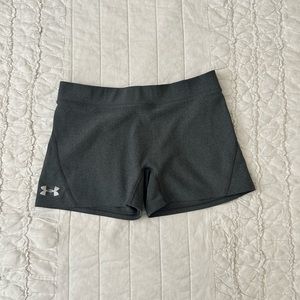 Underarmour mid rise youth medium spandex short